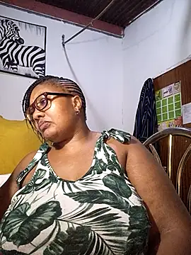 Snapshot of YELLOW_BONE chatting on February 2026 10:35:02 PM YELLOW BONE online show from February 2026 10:35:02 PM