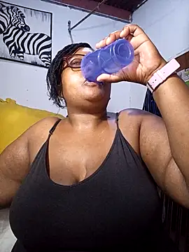 Snapshot of YELLOW_BONE chatting on February 2026 08:35:01 PM YELLOW BONE online show from February 2026 08:35:01 PM