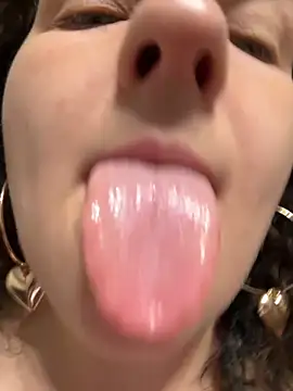 Snapshot of Taisia_W chatting on October 2025 06:11:02 AM Taisia W online show from October 2025 06:11:02 AM