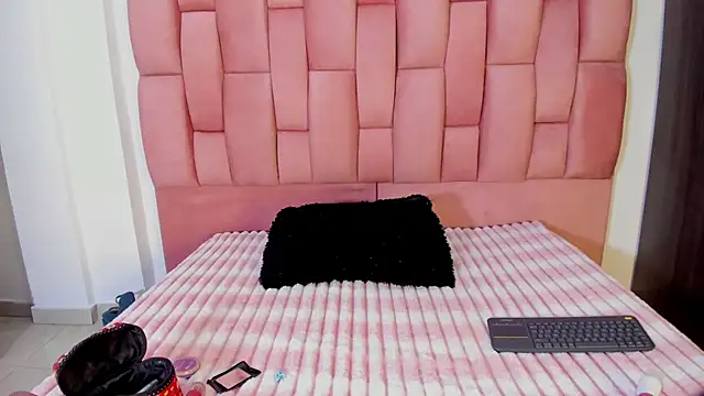 JuliKim  online show from October 2025 12:44:02 PM