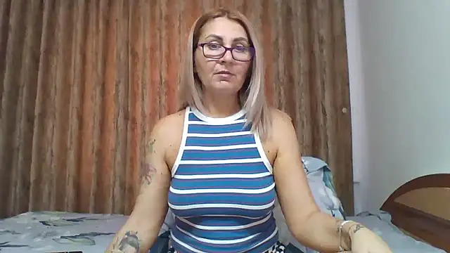 Snapshot of PussyEvely chatting on December 2024 11:11:01 AM PussyEvely online show from December 2024 11:11:01 AM