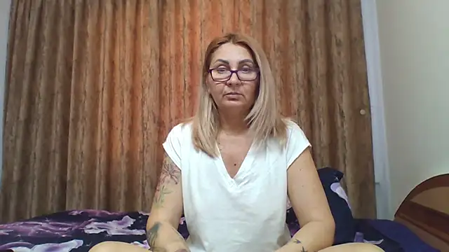 Snapshot of PussyEvely chatting on January 2025 01:24:01 PM PussyEvely online show from January 2025 01:24:01 PM