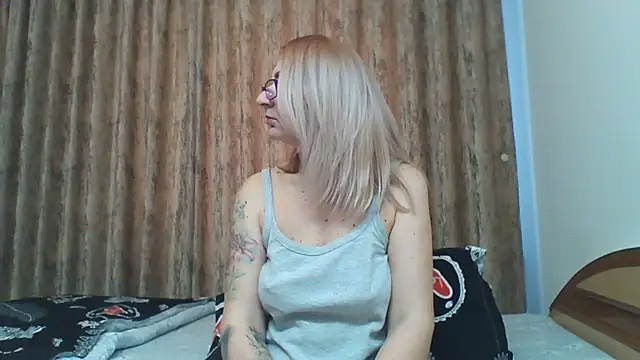 Snapshot of PussyEvely chatting on January 2025 07:39:02 AM PussyEvely online show from January 2025 07:39:02 AM