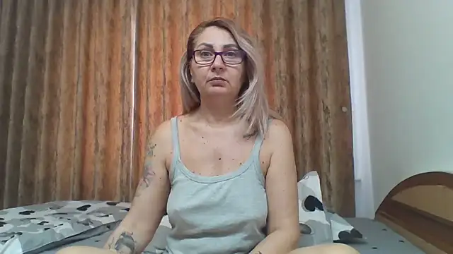 Snapshot of PussyEvely chatting on March 2025 07:04:02 AM PussyEvely online show from March 2025 07:04:02 AM