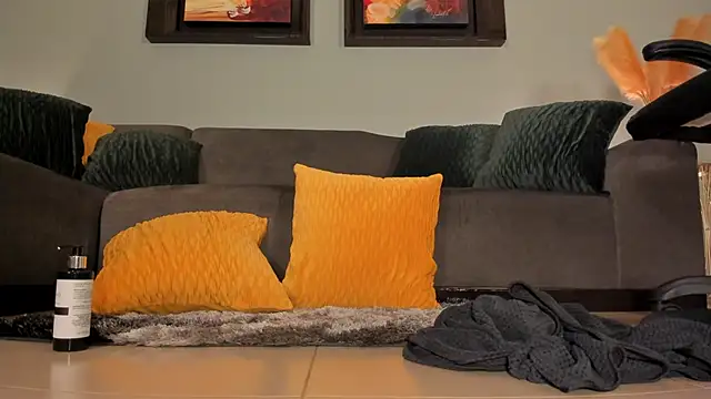 PuiYee online show from January 2025 06:02:01 PM