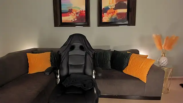 PuiYee online show from February 2025 04:50:01 PM