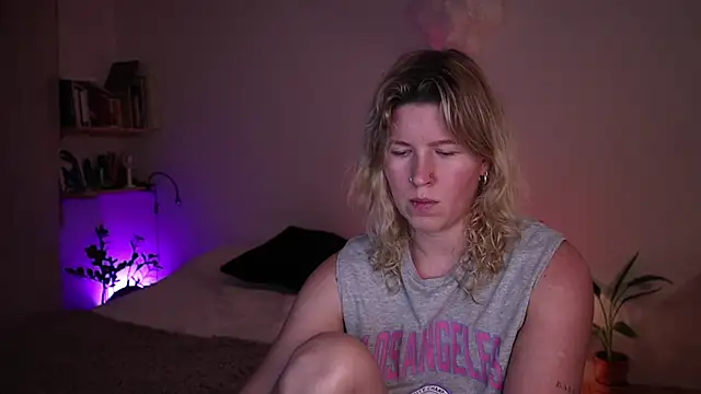 moonamii online show from December 2025 08:29:01 PM