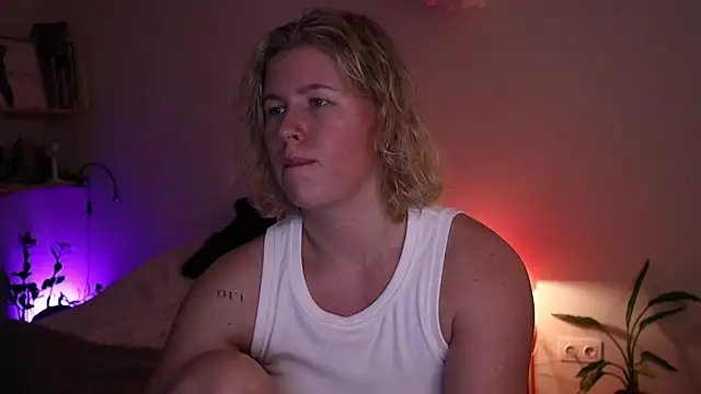 moonamii online show from December 2025 06:27:01 PM