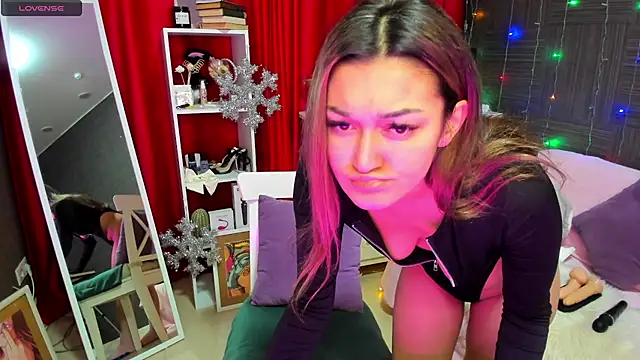 Snapshot of Queen_baby chatting on December 2024 02:19:02 AM Queen baby online show from December 2024 02:19:02 AM