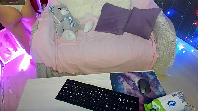 Snapshot of Queen_baby chatting on December 2024 02:49:02 AM Queen baby online show from December 2024 02:49:02 AM