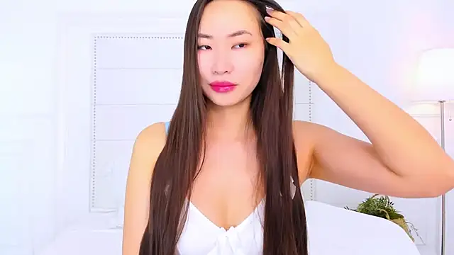 Snapshot of NaomiYuu chatting on November 2025 02:44:01 AM NaomiYuu online show from November 2025 02:44:01 AM