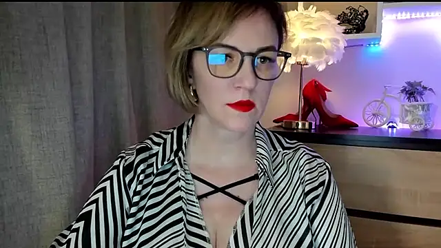 Snapshot of feliziaDesire chatting on October 2025 01:10:01 PM feliziaDesire online show from October 2025 01:10:01 PM