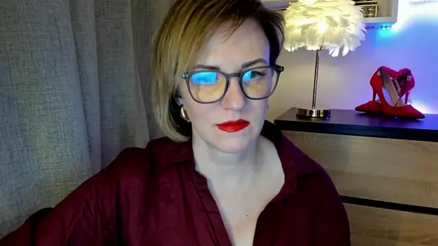 Snapshot of feliziaDesire chatting on October 2025 01:01:02 PM feliziaDesire online show from October 2025 01:01:02 PM