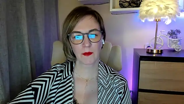 Snapshot of feliziaDesire chatting on October 2025 06:48:01 AM feliziaDesire online show from October 2025 06:48:01 AM