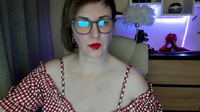 Snapshot of feliziaDesire chatting on November 2025 02:32:02 PM feliziaDesire online show from November 2025 02:32:02 PM