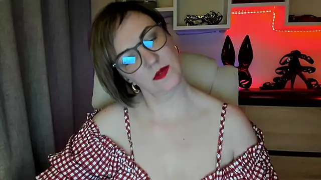 Snapshot of feliziaDesire chatting on December 2025 01:09:02 PM feliziaDesire online show from December 2025 01:09:02 PM