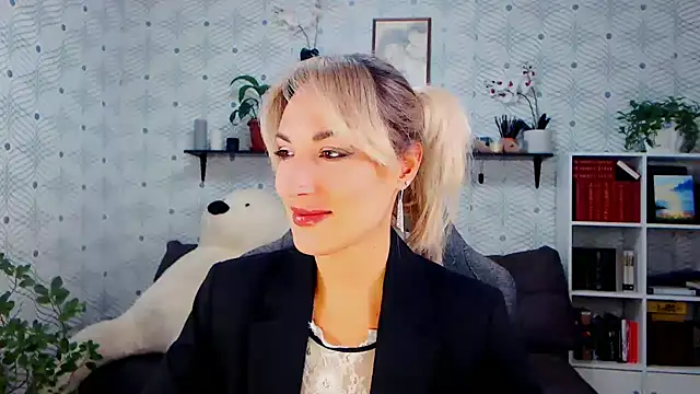 MillaXQueen online show from October 2025 02:07:01 PM