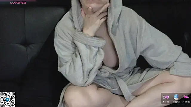 Mia G0ld online show from November 2025 02:28:01 PM