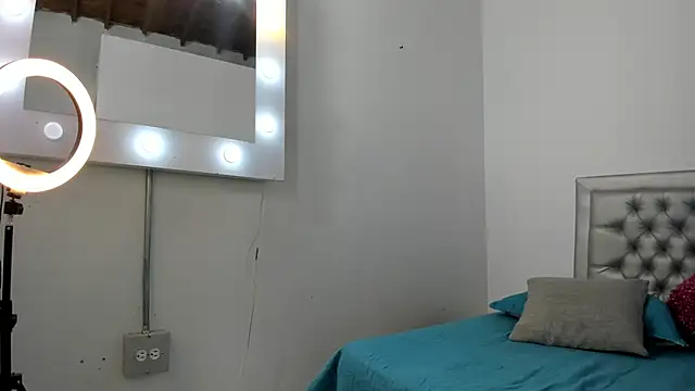 Snapshot of SEXXYLATINCOUPLE1 chatting on November 2025 10:05:01 AM SEXXYLATINCOUPLE1 online show from November 2025 10:05:01 AM