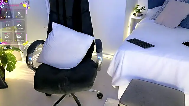 Snapshot of missmiamore chatting on October 2025 01:33:02 PM missmiamore online show from October 2025 01:33:02 PM