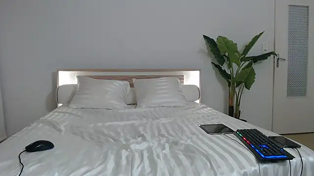 Crystal-dreamt online show from March 2025 10:51:01 AM