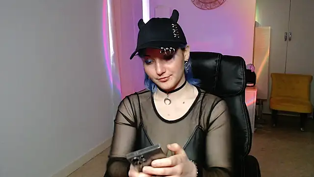 Crystal-dreamt online show from November 2025 01:22:02 PM