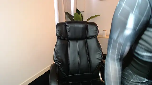 Snapshot of Crystal-dreamt chatting on February 2026 11:11:02 AM Crystal-dreamt online show from February 2026 11:11:02 AM