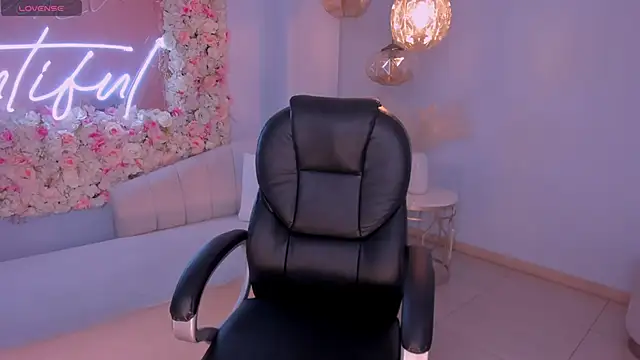 Snapshot of MileyCruz_ chatting on December 2024 03:19:02 AM MileyCruz online show from December 2024 03:19:02 AM