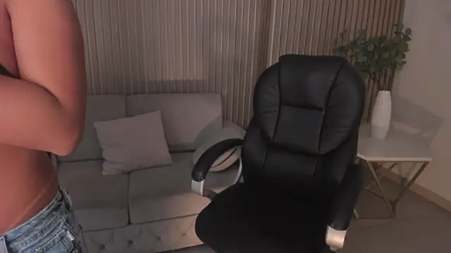 Snapshot of MileyCruz_ chatting on February 2025 09:39:02 AM MileyCruz online show from February 2025 09:39:02 AM