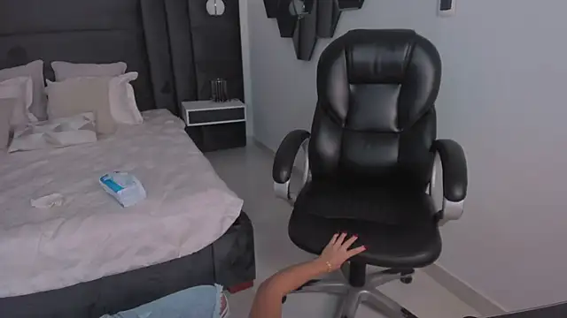 Snapshot of MileyCruz_ chatting on March 2025 09:48:02 AM MileyCruz online show from March 2025 09:48:02 AM