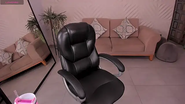 Snapshot of MileyCruz_ chatting on November 2025 07:47:02 PM MileyCruz online show from November 2025 07:47:02 PM