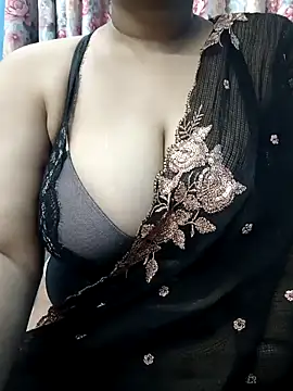 Snapshot of Sexybomb33 chatting on February 2025 07:59:02 PM Sexybomb33 online show from February 2025 07:59:02 PM