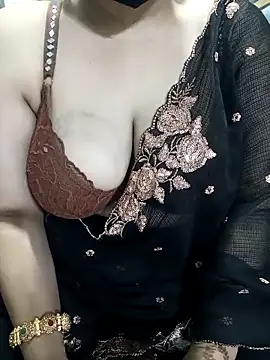 Snapshot of Sexybomb33 chatting on February 2025 06:29:02 PM Sexybomb33 online show from February 2025 06:29:02 PM