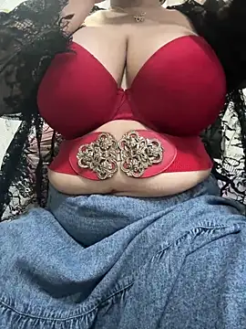 Snapshot of Sexybomb33 chatting on February 2026 08:37:01 PM Sexybomb33 online show from February 2026 08:37:01 PM