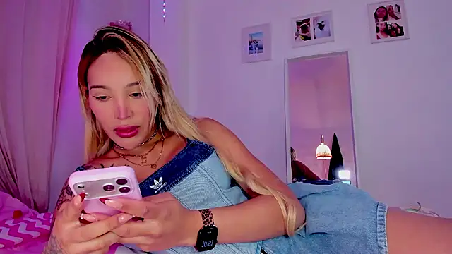 Snapshot of _viioletweekend_ chatting on January 2026 09:51:01 PM viioletweekend online show from January 2026 09:51:01 PM