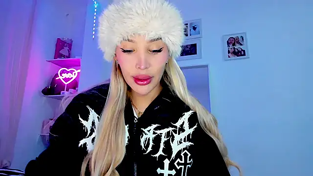 Snapshot of _viioletweekend_ chatting on February 2026 08:05:01 PM viioletweekend online show from February 2026 08:05:01 PM