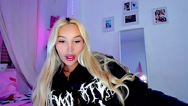 Snapshot of _viioletweekend_ chatting on February 2026 08:38:02 PM viioletweekend online show from February 2026 08:38:02 PM