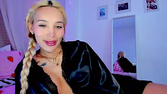 Snapshot of _viioletweekend_ chatting on February 2026 08:16:01 PM viioletweekend online show from February 2026 08:16:01 PM