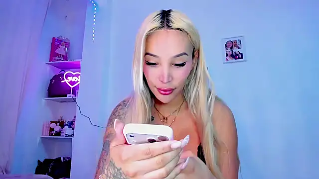 Snapshot of _viioletweekend_ chatting on March 2026 07:42:01 PM viioletweekend online show from March 2026 07:42:01 PM