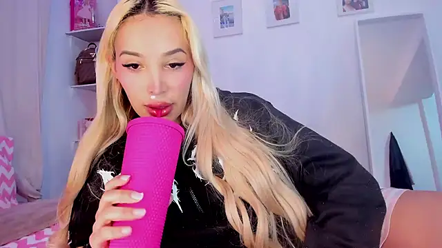 Snapshot of _viioletweekend_ chatting on March 2026 08:57:02 PM viioletweekend online show from March 2026 08:57:02 PM