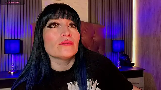 alicia moom online show from June 2026 08:42:01 PM