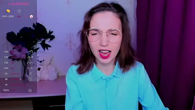 KindHazelHere  online show from May 2026 10:28:02 PM
