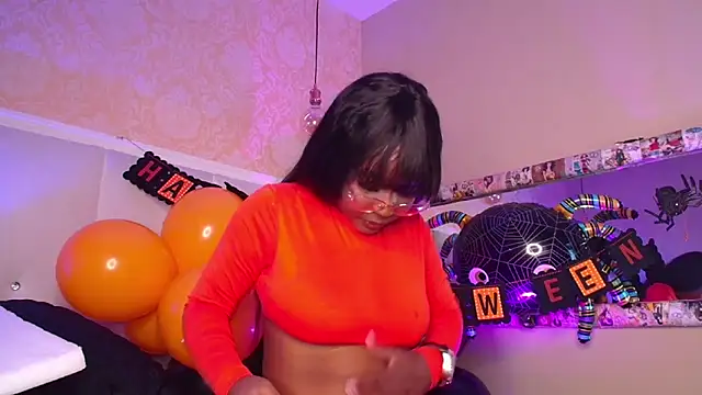 Snapshot of MichaelaCox chatting on October 2025 12:39:02 PM MichaelaCox online show from October 2025 12:39:02 PM
