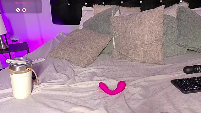 charlotteeruss online show from December 2024 05:21:02 PM