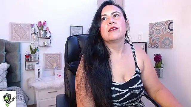 Snapshot of amalia_brunette chatting on December 2024 11:17:02 PM amalia brunette online show from December 2024 11:17:02 PM