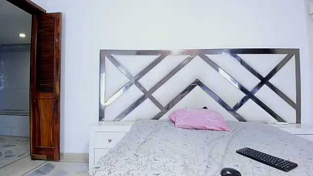 Shanelle   online show from November 2025 04:33:01 PM