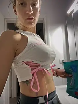 Snapshot of Ella_Charm chatting on October 2025 03:46:02 PM Ella Charm online show from October 2025 03:46:02 PM