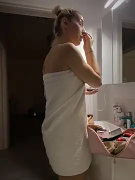 Snapshot of Ella_Charm chatting on October 2025 03:41:01 PM Ella Charm online show from October 2025 03:41:01 PM