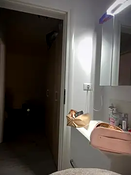 Snapshot of Ella_Charm chatting on November 2025 04:42:01 PM Ella Charm online show from November 2025 04:42:01 PM