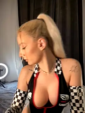 Snapshot of Ella_Charm chatting on November 2025 05:11:01 PM Ella Charm online show from November 2025 05:11:01 PM